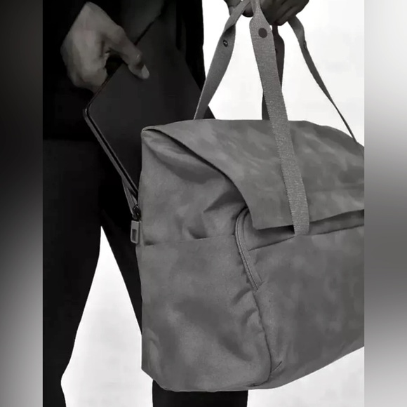 Lululemon New Early Embark Duffel 27L Deep Coal Nylon Large Messenger Laptop Bag - Picture 8 of 10